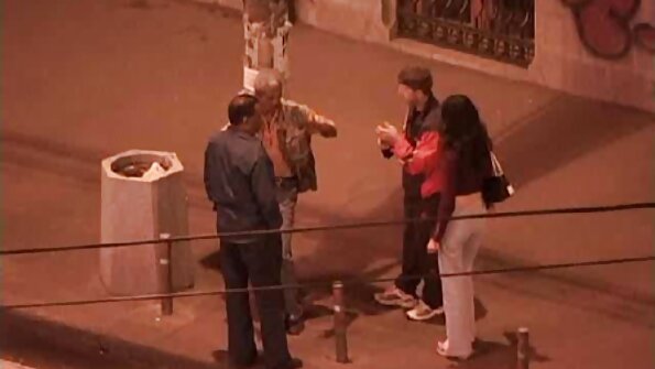 Latina remaja Gigi Spice wis sawetara fun dening blumbang