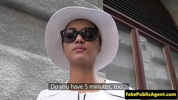 Kaley lan Addision Katon seksi ing fishnets kaose sikil