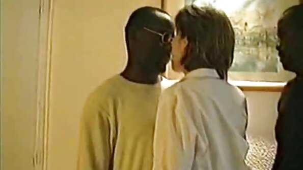 Valentina Rossi nemu ing dheweke dhengkul lan wiwit ngisep pitik jago