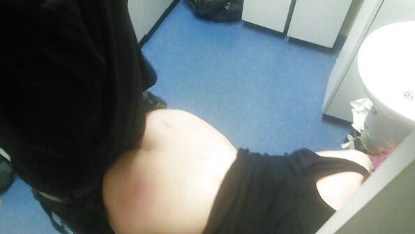 Star Hayley-Marie katon apik banget ing tutuk pink sing apik banget. Nanging kaya hadiah sing dikemas kanthi apik, mbukak bungkus kasebut pancen nyenengake.