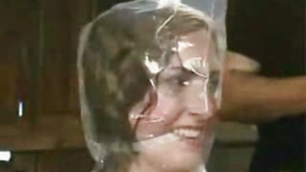 Olga iku cah wadon sing ora kepikiran mudhun lan reged. Dheweke kaya-kaya tomboy nanging sampeyan ora bisa ngerti amarga dheweke wis bajingan. Girlish nangis tumpah metu saka dheweke lambé minangka dheweke snug remaja pus...