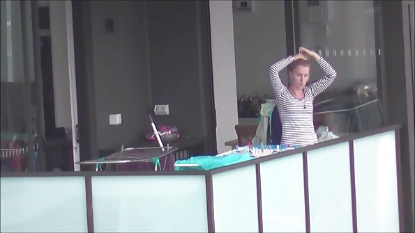 A cah wadon enom lan wong lanang ing kursi, ilat kissing saben liyane. Dheweke lowers dheweke klambi s dheweke bisa muter karo dheweke susu. A little mengko lagi loro wuda lan dheweke wis ngisep kontol sadurunge dheweke jancok dheweke...