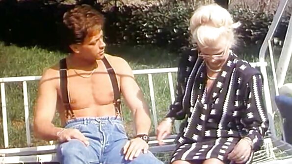 Wild Anna dolanan dheweke pus ing pawon