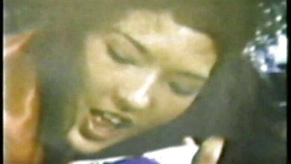 Apa cah wadon ayu iki! Asu cilik iki pacar asshunters kita kanggo preian. Nyekel kamera dheweke mlebu omah lan ngomong dheweke duwe jinis silit. Apa ora pancing cilik iki ...