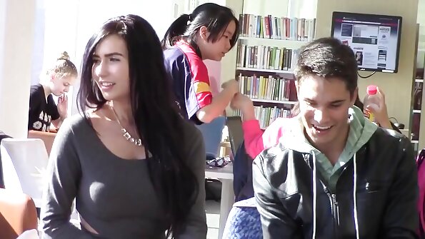 Angelica Heart melu dhengkul lan nempel bokong sing luar biasa kasebut ing udhara, nggodha irisan karo dolanan sing angel.