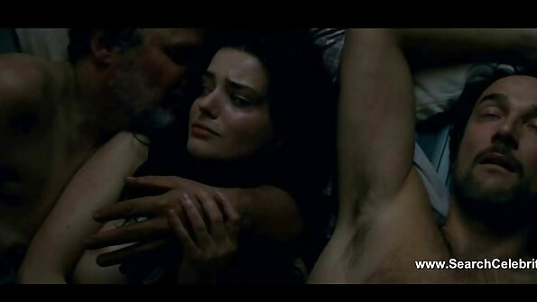 Sawise nakal Sarah lan Vince nyewa kamar motel padha arep golek cah wadon kanggo nuduhake kepinginan seksual karo. Dheweke nemokake bocah wadon sing panas lan takon yen dheweke golek tunggangan banjur angkat lan nggawa ...