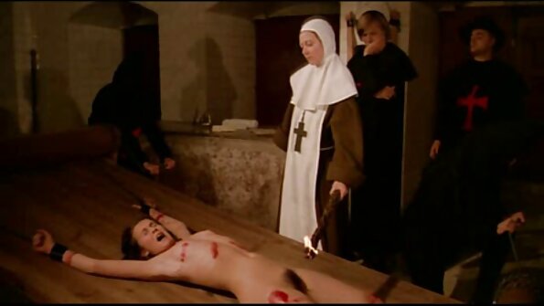 Remaja cilik Rachel Tease ngajak kamera menyang kamar turu, ing ngendi dheweke siyap nindakake pertunjukan pribadi. Iki prawan mesum jejere iki nganggo kathok ketat sethitik lan kaos kulit nyenyet. A...