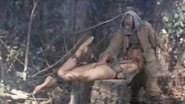 Panjenengan Caitlynn driji dheweke pus ing ngarepe cam