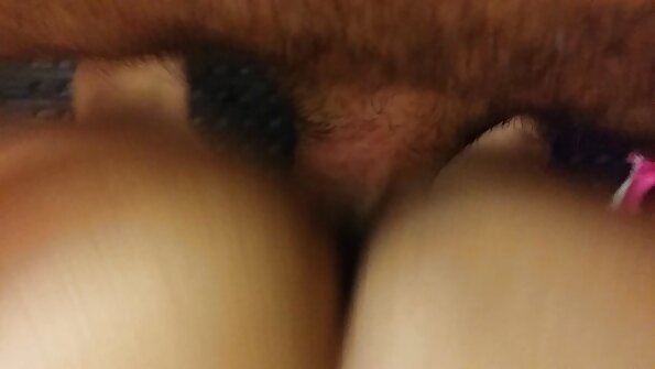 Cilik brunette sekolah bajingan ing lantai